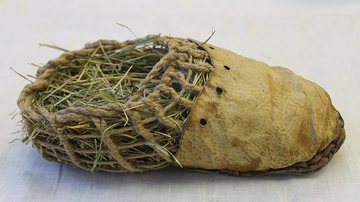 Réplica do calçado utilizado por Ötzi, o Homem de Gelo, considerada a múmia mais famosa da história da Europa - Foto por Josef Chlachula pelo Wikimedia Commons