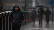 Homem andando na chuva com semblante triste - Crédito/Getty Images