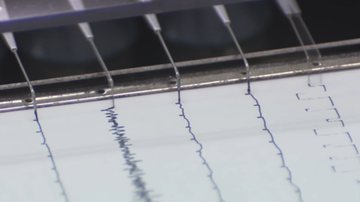Sismógrafo, aparelho que registra abalos sísmicos, em funcionamento - Divulgação/YouTube/Seeker