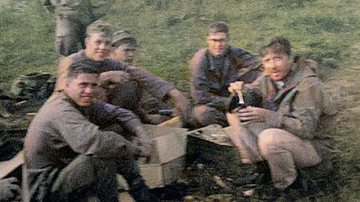 Grupo de soldados reunidos com cervejas - Divulgação / John Donohue