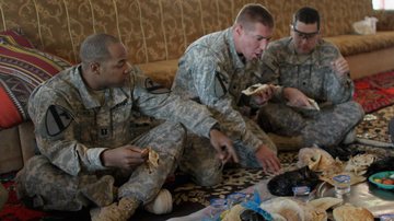 Soldados americanos durante refeição - Getty Images