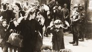 Mulheres e crianças judias removidas à força de um bunker por unidades da SS - Domínio público