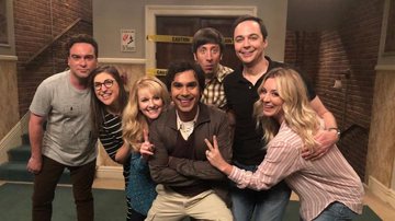 Elenco de 'The Big Bang Theory' em foto de bastidores - Divulgação / CBS