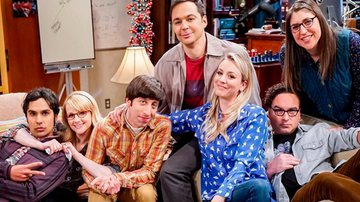Elenco de 'The Big Bang Theory' em foto de bastidores - Divulgação / CBS