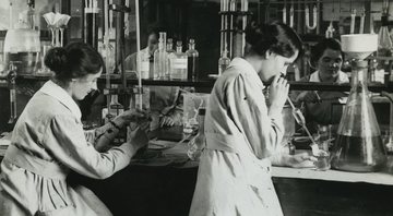 Imagem meramente ilustrativa de mulheres em laboratório antigo - Divulgação