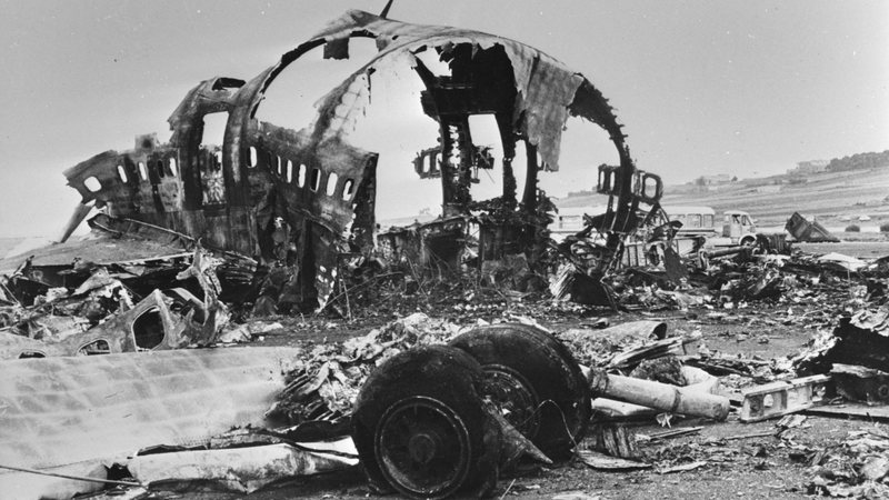Os destroços de uma das aeronaves - Arquivos Nacionais Holandeses via Wikimedia Commons