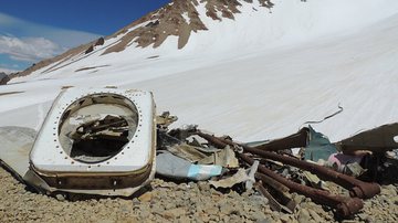 Restos do avião que caiu nos Andes em 1972 - Foto por Wunabbis pelo Wikimedia Commons