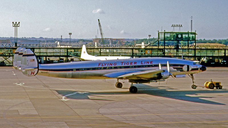 Fotografia de um avião de mesmo modelo e mesma companhia aérea que o desaparecido - Divulgação/ Wikimedia Commons