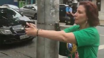 A deputada Carla Zambelli com uma arma - Reprodução/Vídeo
