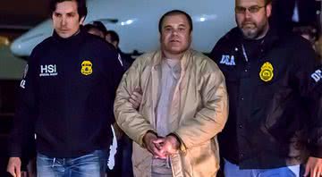 El Chapo em 19 de janeiro de 2017, sob custódia com agentes da DEA. - Wikimedia Commons