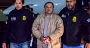 El Chapo em 19 de janeiro de 2017, sob custódia com agentes da DEA. - Wikimedia Commons
