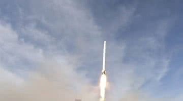 Imagem do foguete iraniano carregando o satélite Nour - Divulgação