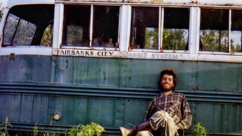 Christopher McCandless  em frente ao ônibus 142 - Divulgação