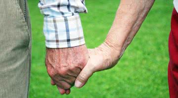 Imagem ilustrativa de um casal de idosos de mãos dadas - Divulgação