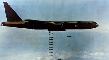 Avião americano bombardeando cidades no Vietnã do Norte em dezembro de 1972 - Wikimedia Commons