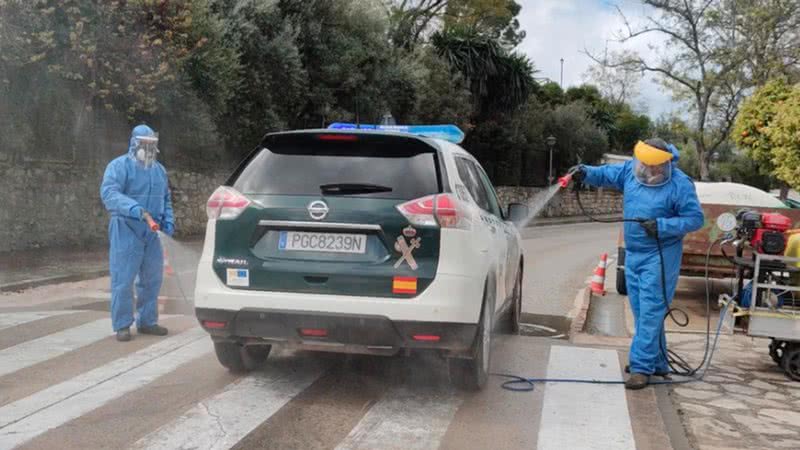 Operação de limpeza de veículos, em Zahara de la Sierra, na Espanha - Divulgação