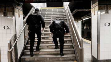 Policiais em estação de metro em NY - Getty Images
