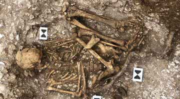 Um dos esqueletos encontrados - Universidade de Kent