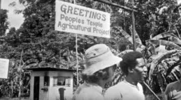 Alguns fiéis reunidos em Jonestown - Divulgação/Youtube