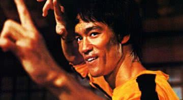 Bruce Lee em pose durante fotografia em set de filmagens - Divulgação