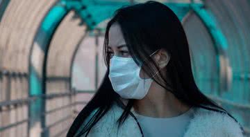 Imagem ilustrativa de uma moça asiática usando máscara - Pexels