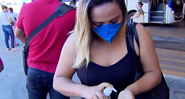 Mulher com máscara passa álcool em gel em terminal de ônibus no Brasil - Divulgação/ Youtube