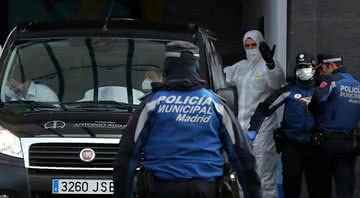 Corpos saindo de hospital para serem levados ao Palácio de Hielo, em Madri - Divulgação