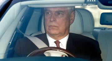 Príncipe Andrew saindo de carro do Palácio de Buckingham - Getty Images