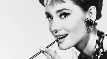 Atriz Audrey Hepburn, no papel de Holly Golightly em Bonequinha de Luxo - Wikimedia Commons
