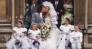 Bill Wyman e Mandy Smith na escadaria da igreja onde o casamento foi realizado - Getty Images