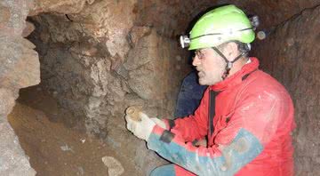 Arqueólogo analisando a aplicação do encanamento na obra - Parque Arqueológico de Pompéia