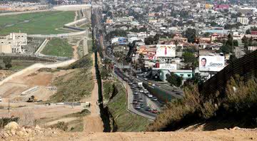 Zona de construção do muro, que separa a cidade deTijuana, no México (à direita) de San Diego, nos Estados Unidos - Wikimedia Commons
