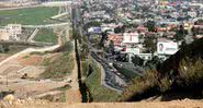 Zona de construção do muro, que separa a cidade deTijuana, no México (à direita) de San Diego, nos Estados Unidos - Wikimedia Commons