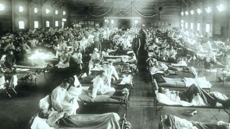 Hospital nos Estados Unidos lotado de vítimas da gripe espanhola, em 1918 - Domínio Público via Wikimedia Commons