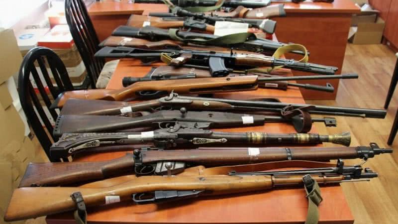 Armas apreendidas na casa do homem que afirma ser "general ucraniano" - Divulgação / policja.gov.pl