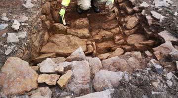 Um dos montes de pedra encontrados no País de Gales - Divulgação/Sociedade Arqueológica de Aberystruth