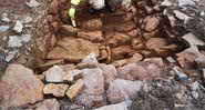Um dos montes de pedra encontrados no País de Gales - Divulgação/Sociedade Arqueológica de Aberystruth