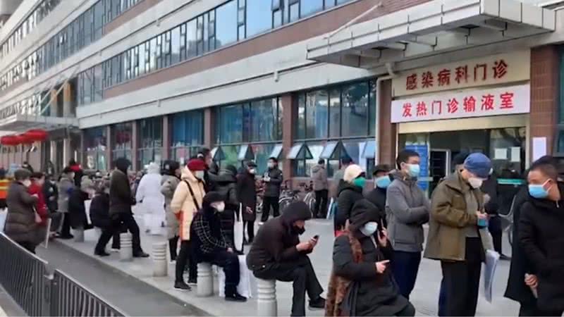 Pessoas aglomeradas e com máscaras em Wuhan, na China - Divulgação/ Youtube