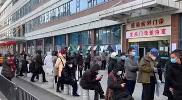 Pessoas aglomeradas e com máscaras em Wuhan, na China - Divulgação/ Youtube