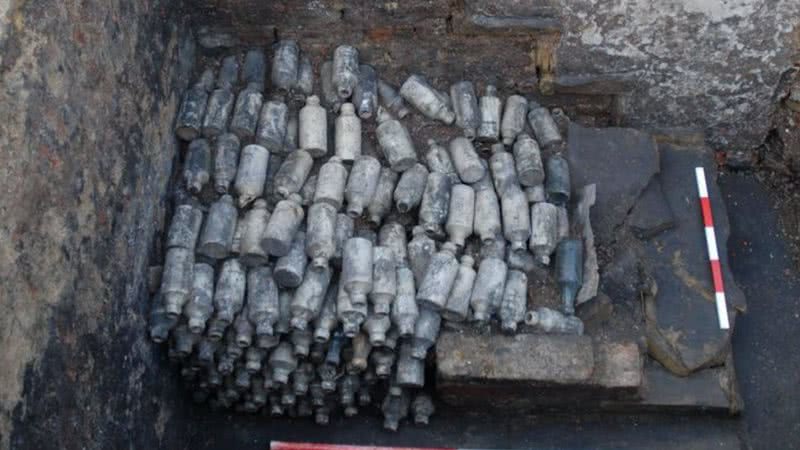 As garrafas encontradas em Leeds, na Inglaterra - Divulgação/Archaeological Services WYAS