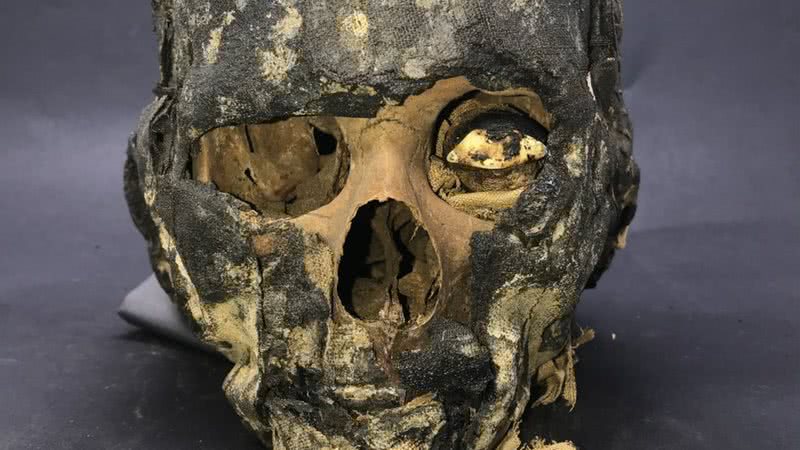 A cabeça da múmia egípcia Iret-Neferet - Édison Hüttner