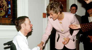 Princesa Diana com um paciente portador de HIV, no Canadá - Getty Images