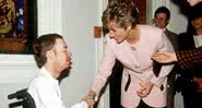 Princesa Diana com um paciente portador de HIV, no Canadá - Getty Images