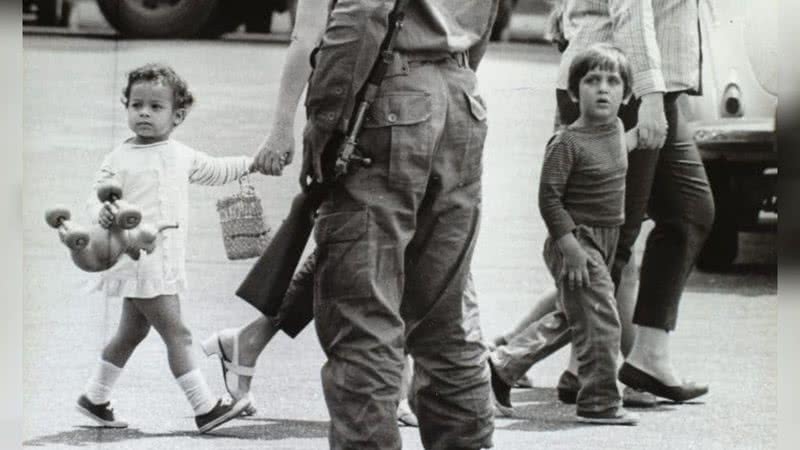Crianças são conduzidas em fileiras por policiais durante a ditadura - Domínio Público
