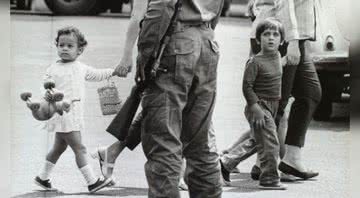 Crianças são conduzidas em fileiras por policiais durante a ditadura - Domínio Público