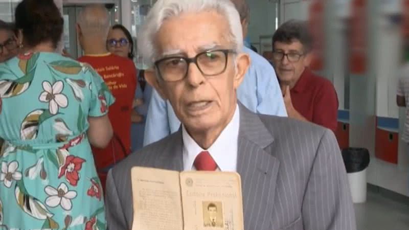 Osmar Ferreira, o bancário que foi demitido depois do golpe de 1964 e recontratado recentemente - Reprodução/Vídeo/Globo/Bahia Meio Dia