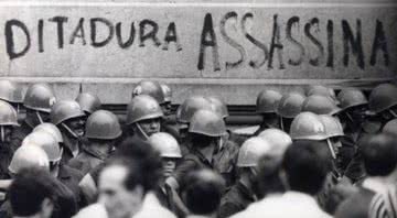 Manifestação contra a ditadura militar no Brasil - Domínio Público