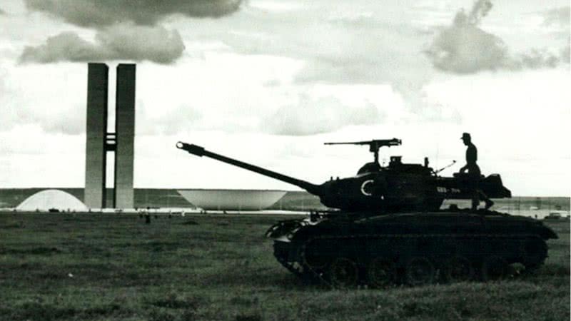 Tanque circulando em Brasília durante a ditadura