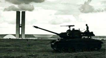 Tanque circulando em Brasília durante a ditadura militar - Arquivo Nacional
