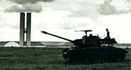 Tanque circulando em Brasília durante a ditadura militar - Arquivo Nacional